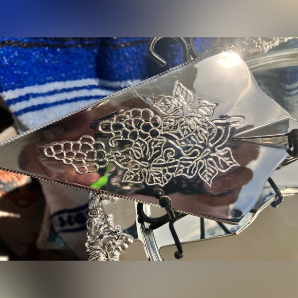 GODINGER SILVER PLATED APPLIED BORDER CAKE PLATE WITH STAND & SERVER - Picture 3 of 12